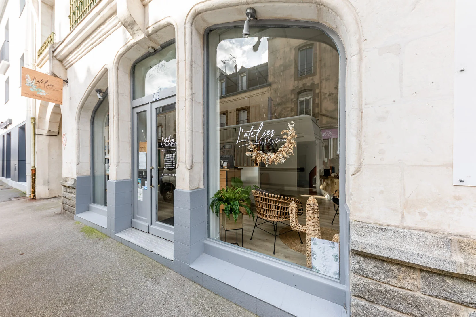 La façade de L’atelier by Mylène à Auray, avec son enseigne en bois et sa vitrine.