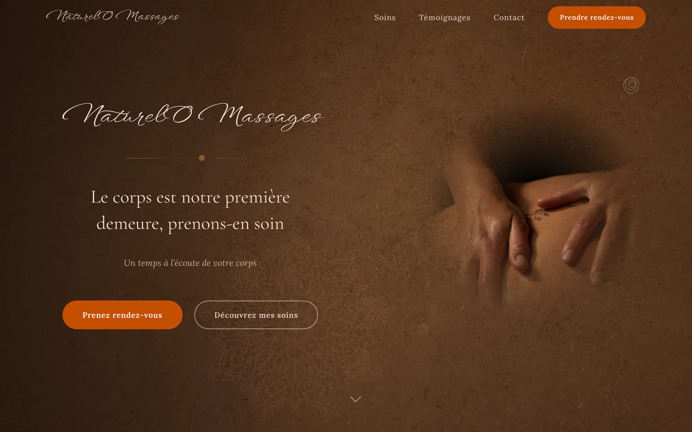 Le premier écran réel de Naturel’O : calligraphie, matière brune et présentation des massages.